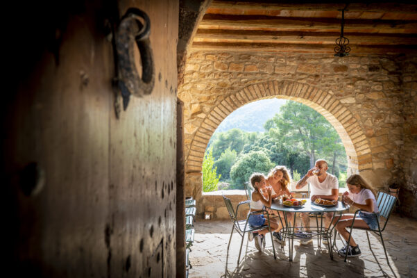 Família esmorzant a l'eixida de Can Fontanelles